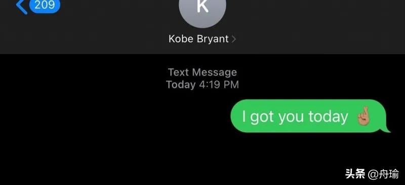 NBA晚报：詹姆斯与车王合照，獭兔给科比发短信，热巴怒撕球衣