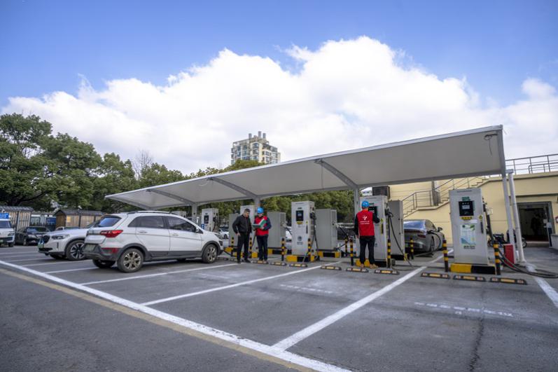 节日我在岗护航群众平安出行,节日我在岗为群众出行保驾护航