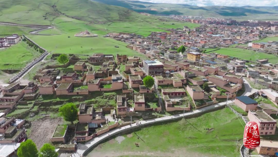 理塘山上的天空之城字样,川西天空之城理塘