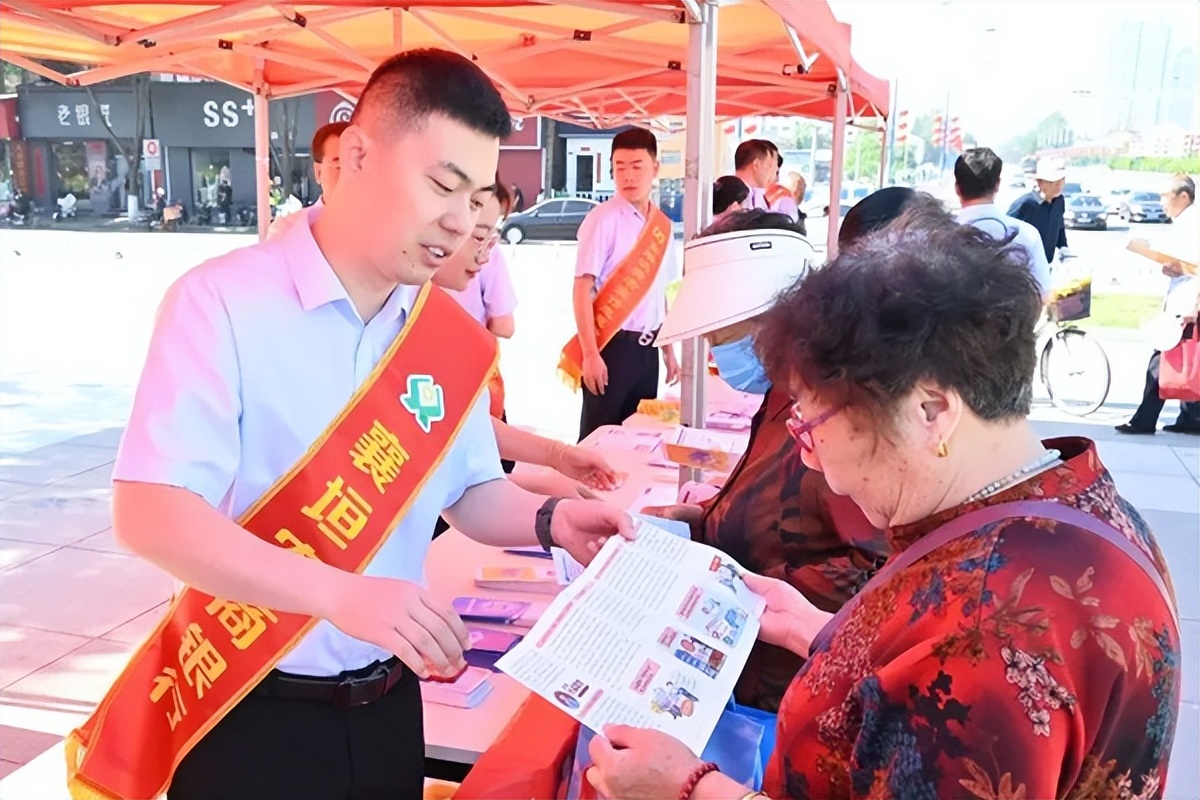 襄垣农商银行东关分理处助推*款贷**营销转介目标再突破