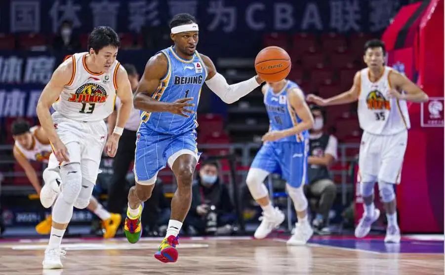 北京队教练雅尼斯赛后采访,北京队主教练雅尼斯被罚出场