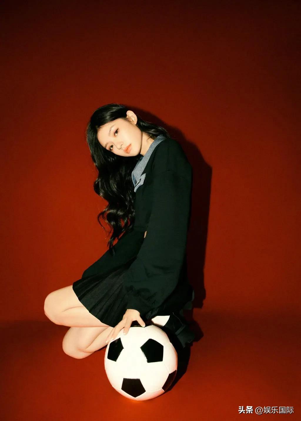 林允穿短裙抱足球娇俏可爱