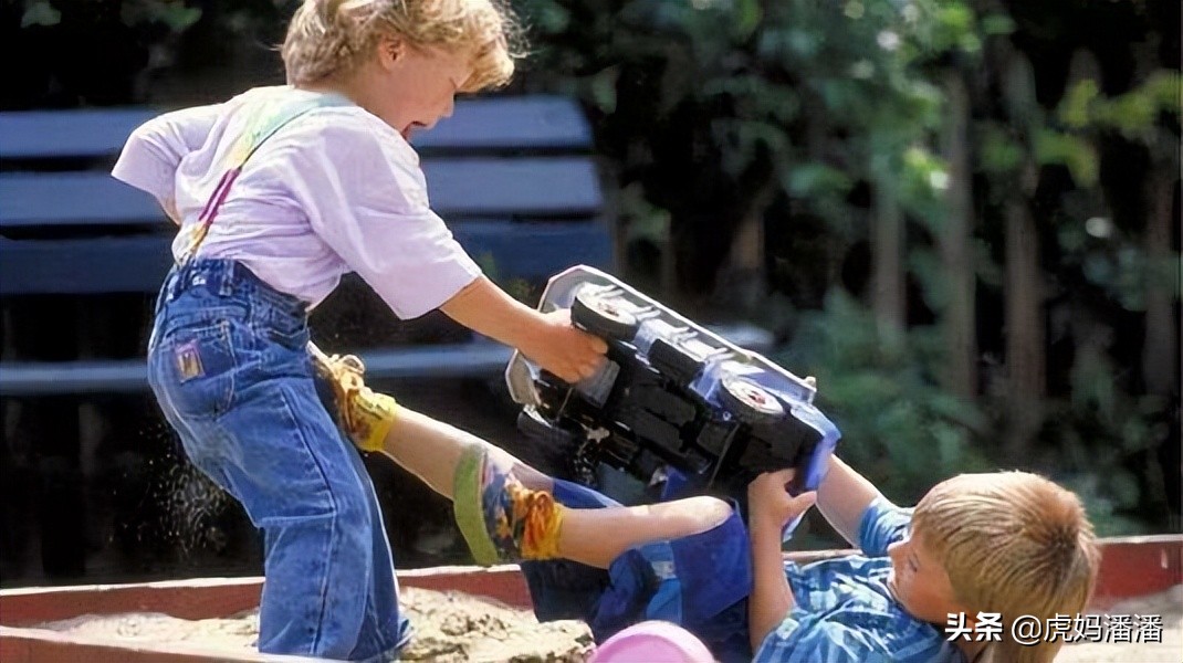 两个小孩相互抢玩具打架怎么教育,孩子发生矛盾抢玩具家长怎么解决