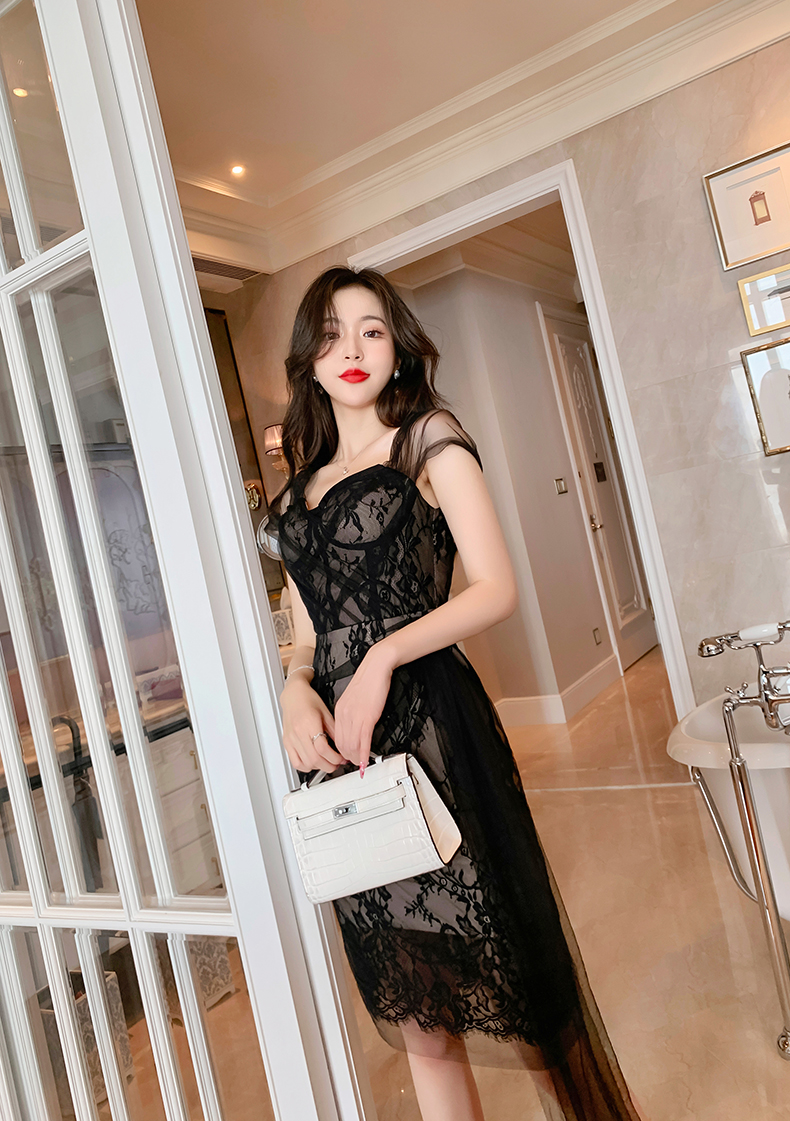 能把连衣裙的柔美展现得淋漓尽致,将优雅与时尚完美结合