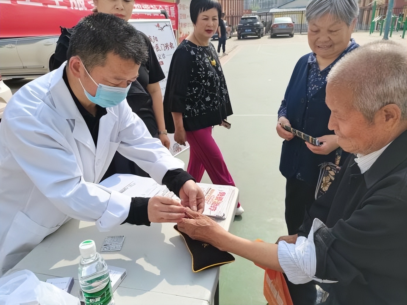 健康义诊暖人心志愿服务,健康服务进社区义诊