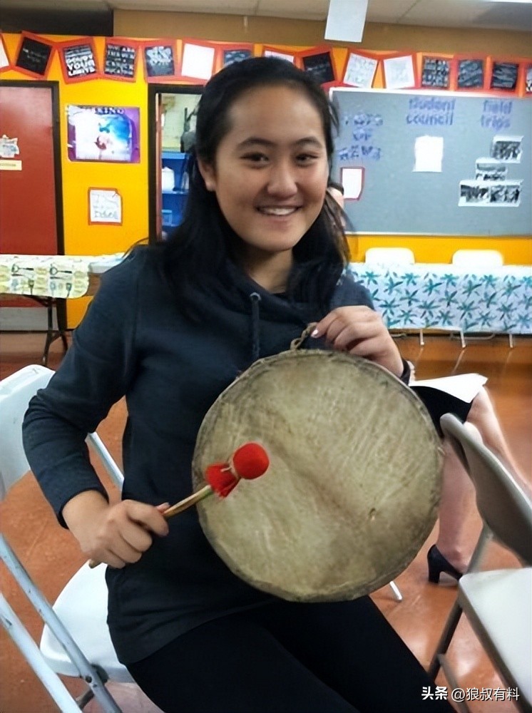 她拿烟头烫同学，逼吃头发，法庭上：快点判，我下个月过生日呢