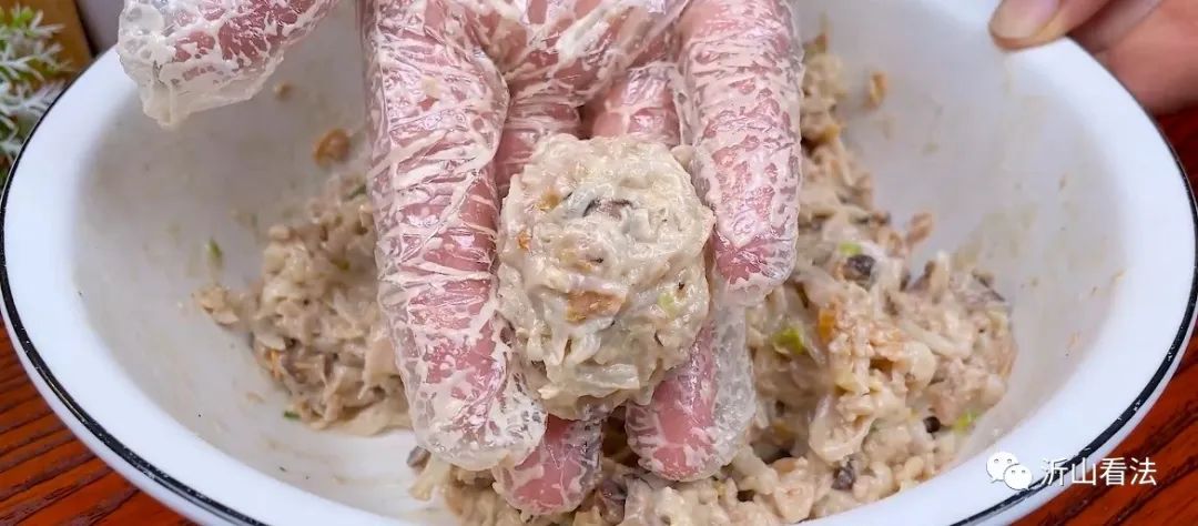 经常放屁有可能是癌症的前兆,屁多以为是排毒其实是癌症