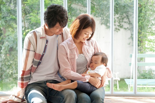 宝宝喜欢举手投降睡姿,为什么婴儿睡觉总是投降的姿势