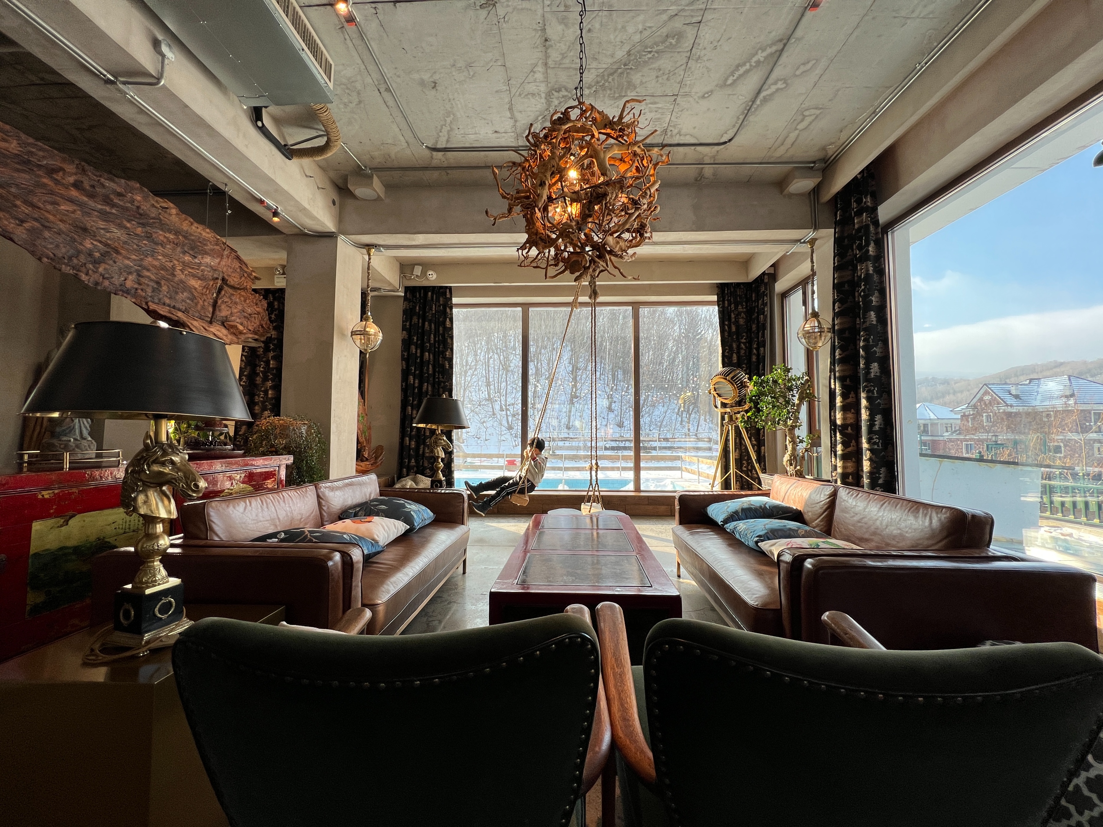 【冰雪六十年共赴新征程】来哈尔滨亦旅行亦生活，壁炉红酒国际范，窗外篝火“大绿棒子”