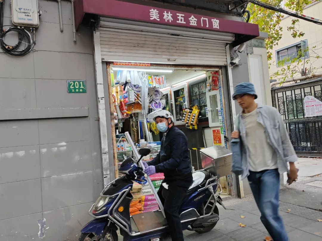 梧桐区的五金店,都是长久又顽强的存在
