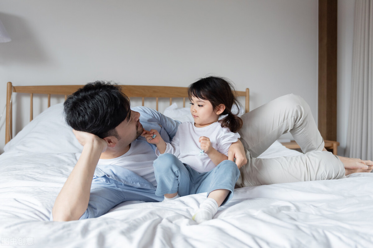 闺女上学谈恋爱怎么办,养女在家里没地位27岁不敢谈恋爱