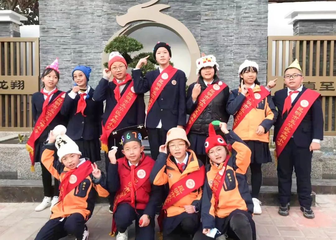 开学季校园展示打卡,开学啦冰墩墩小学生积极向上图片