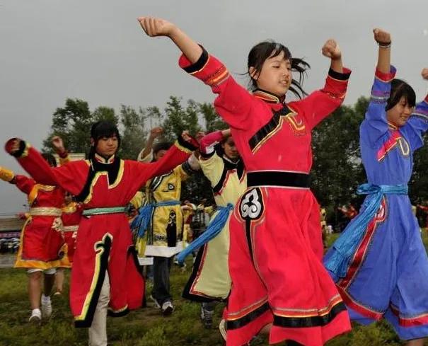 五十六个民族的风俗和服饰,五十六个民族代表服饰图片