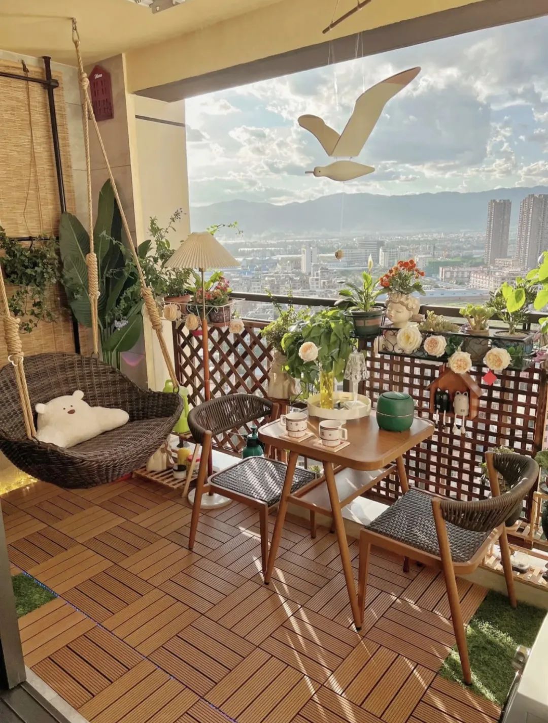 阳台砖与防腐木结合,阳台花园铺砖还是防腐木好