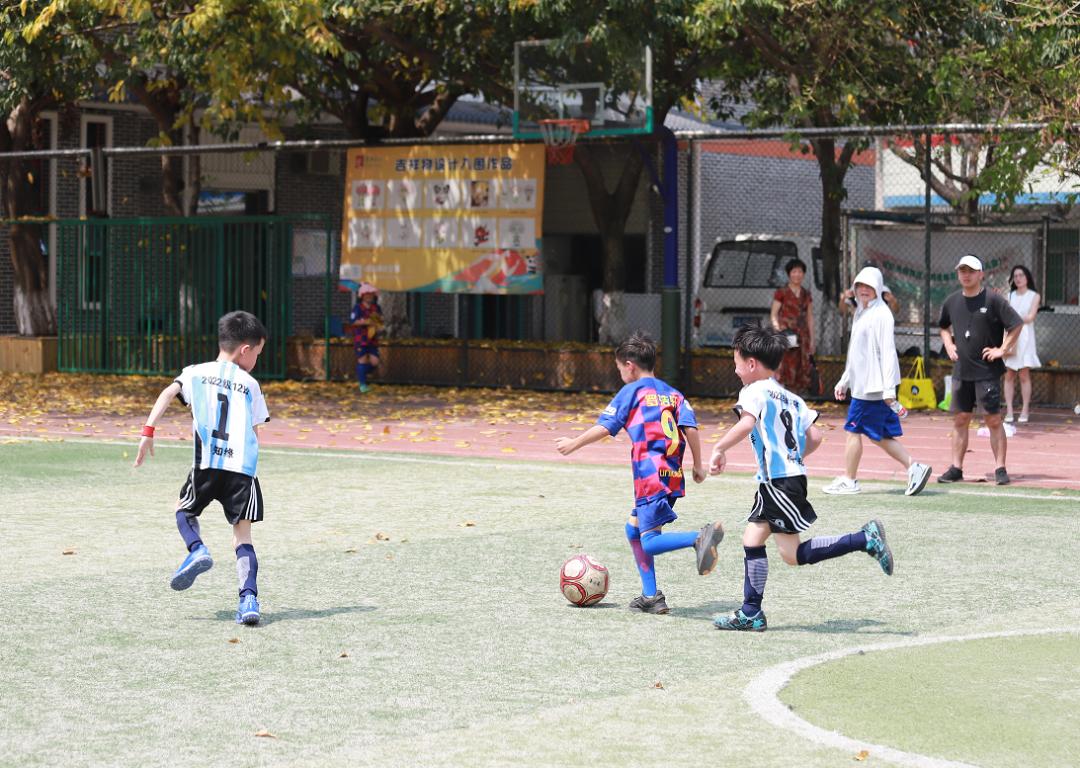 华阳实验小学|绿茵点亮少年梦，足球转动新未来
