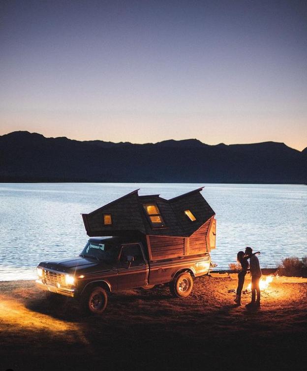 两位情侣在森林中搭个帐篷,一对情侣在大山深处打造的家