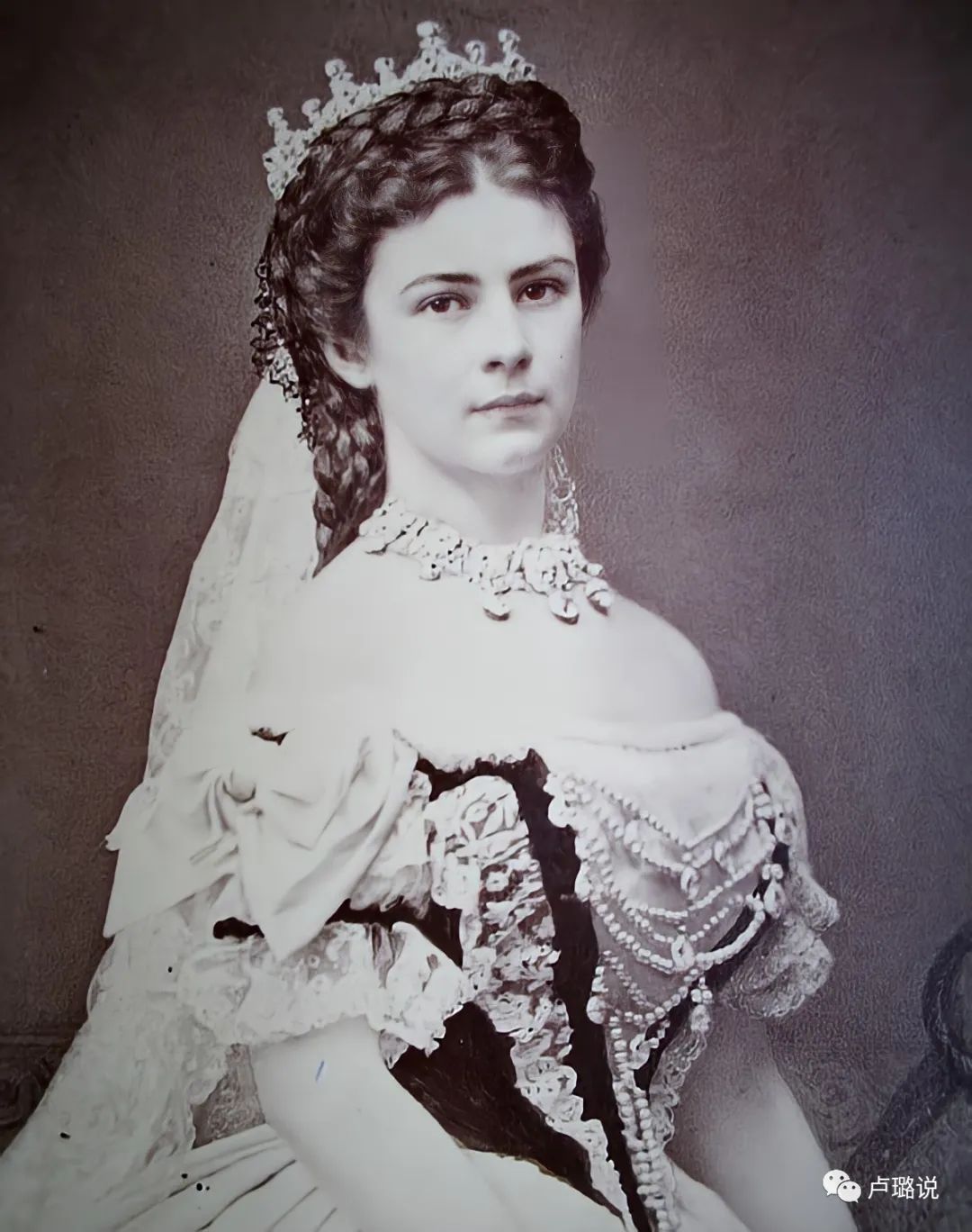 19岁的亚洲最美皇后，盛宠一时被负心抛弃，终成了法国野鬼孤魂！