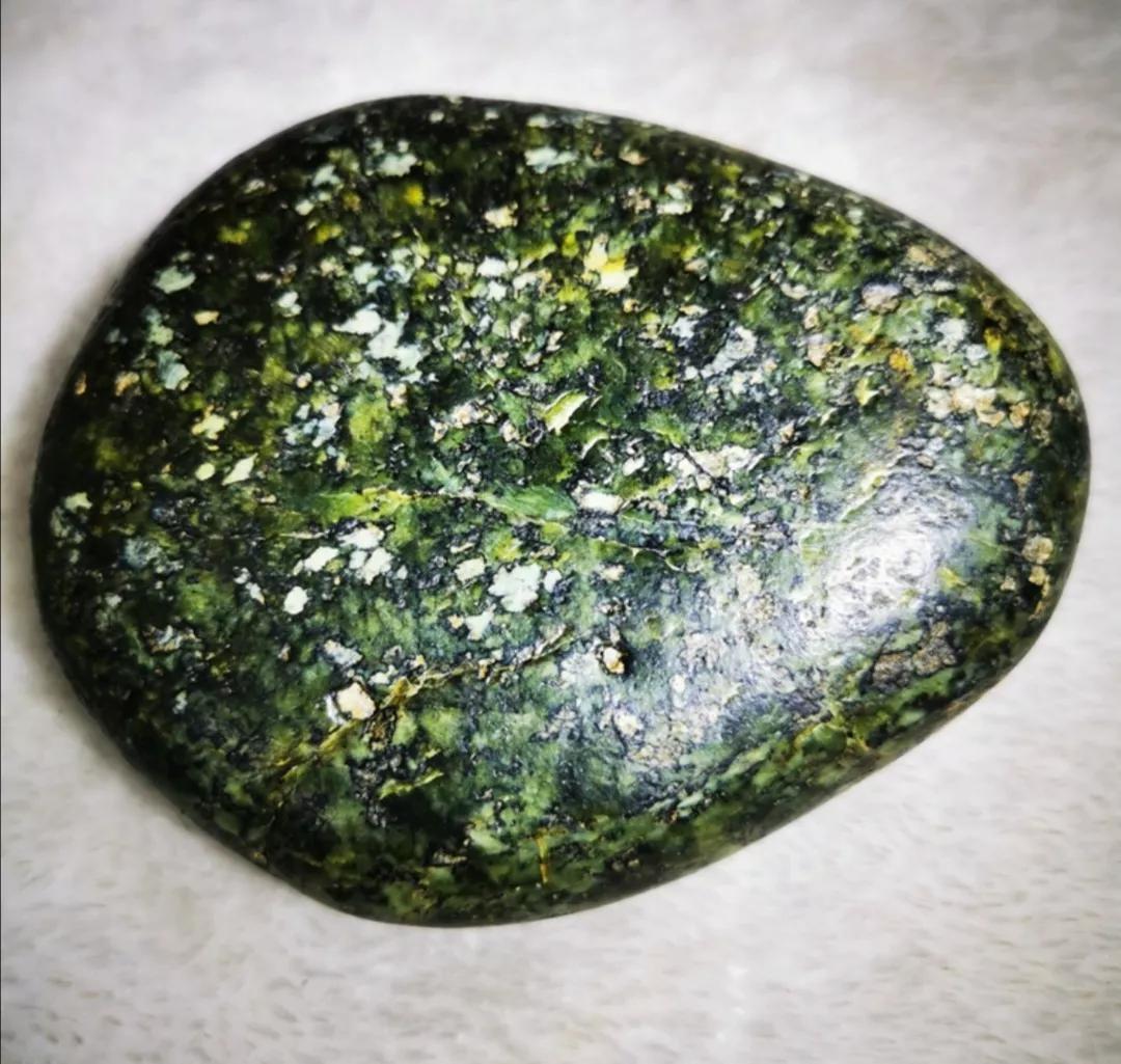 你知道什么是玉石吗,蛇纹石玉和岫玉有什么区别