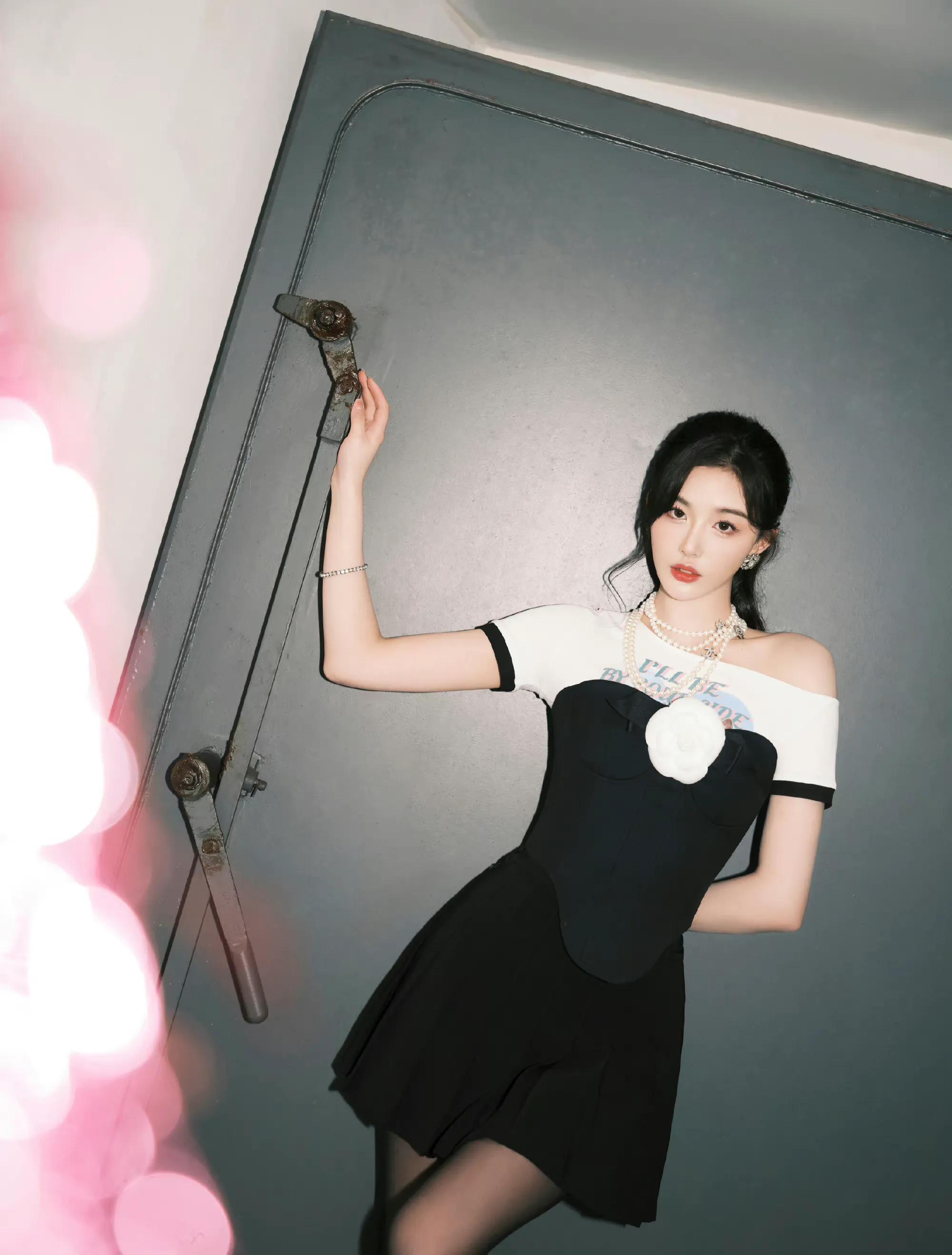 孔雪儿世界杯,孔雪儿穿蕾丝黑色大衣跳舞