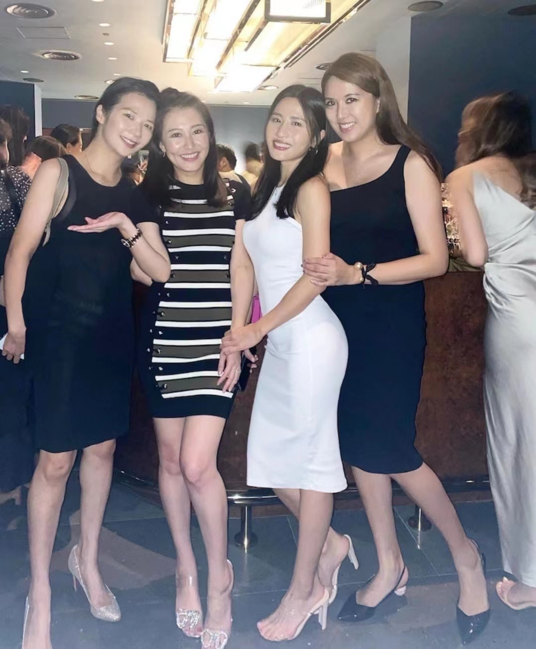 好嗨！香港瑜伽女神与闺蜜夜蒲狂欢，贴身连衣裙秀凹凸有致好身材