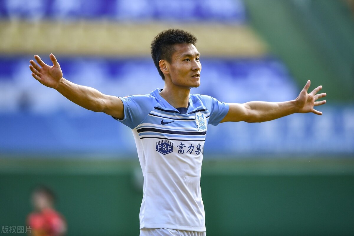 张琳芃罚点球震飞球门,张琳芃失误为啥还用他踢主力