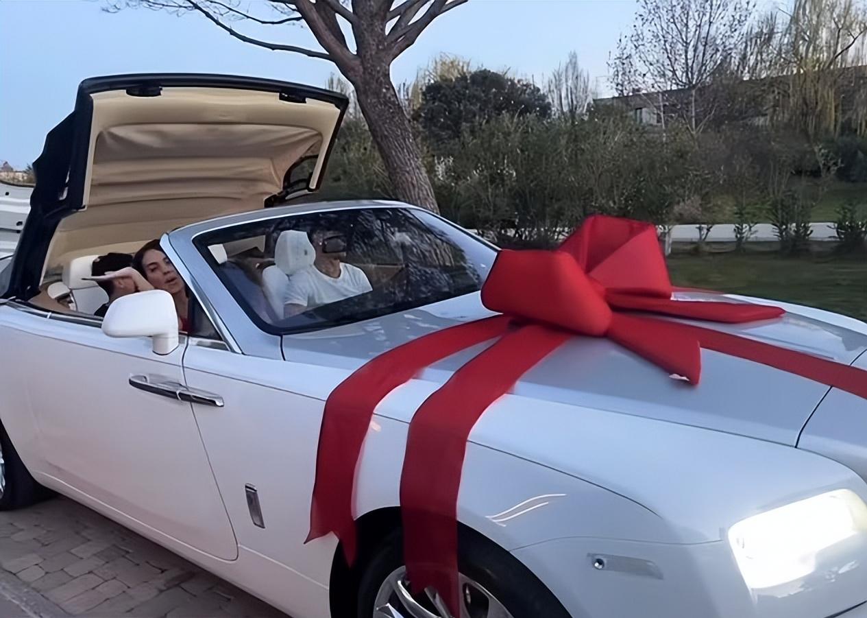 c罗女友买劳斯莱斯,c罗老婆送劳斯莱斯