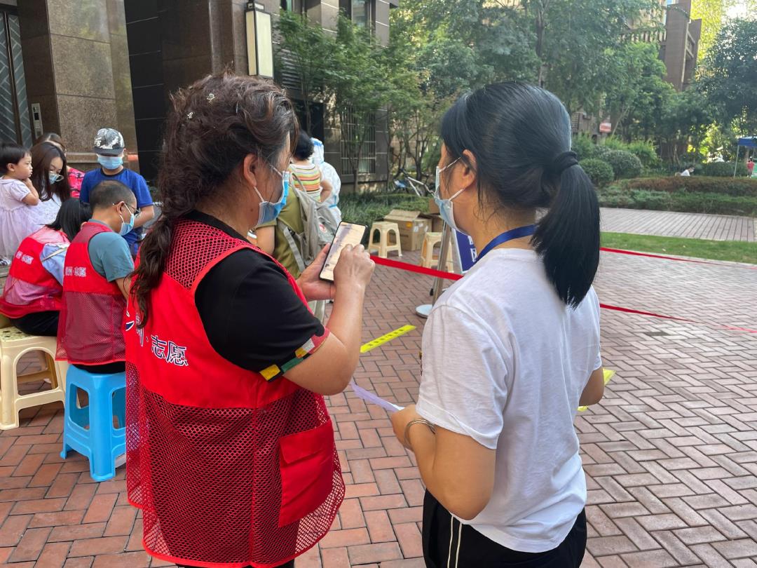 抗疫战中的一抹志愿红,那一抹最亮眼的志愿红