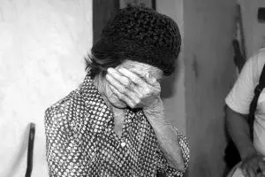 女子26岁查出癌症老公放弃治疗,22岁女子确诊血癌