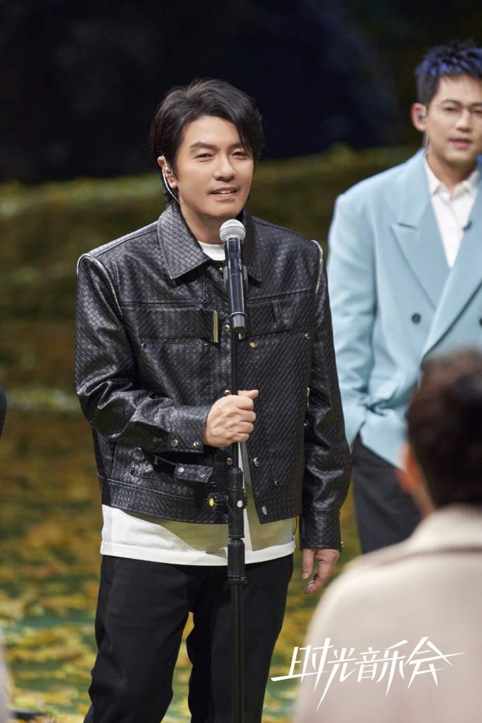 何炅张真源加盟田震专场,田震何炅时代少年团唱风雨彩虹