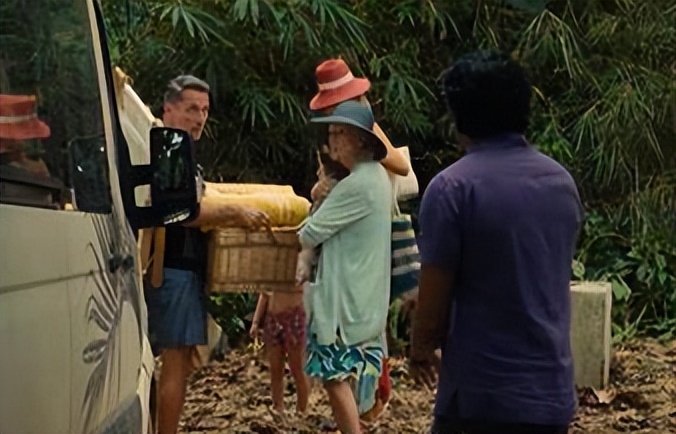 荒唐案件:42岁无证医生控制17岁姑娘，还在*体下**上“锁”闻所未闻