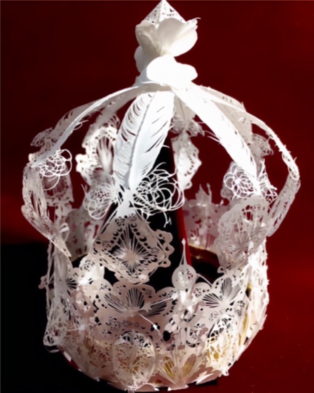 日本妹子把白纸刻成玻璃杯，连水珠都能看见，裸眼3D还能这么玩？