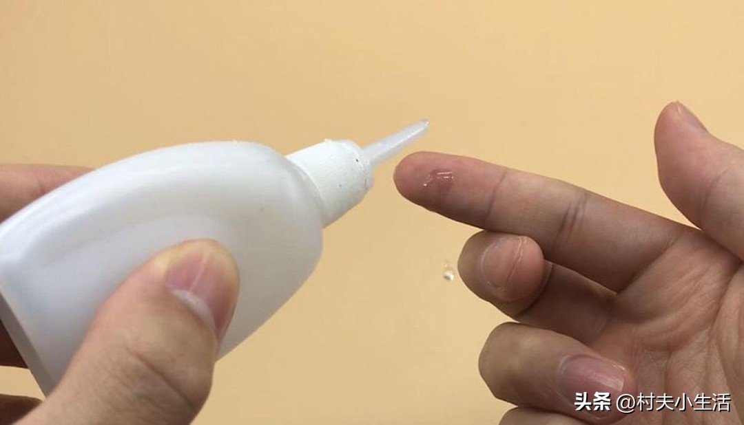 把502胶水滴在插座上,把502胶水滴在纯净水里