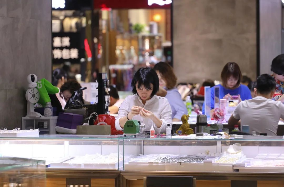 年轻人掀起买金潮，1次买1克，有女孩攒下十几万，认为比存钱靠谱