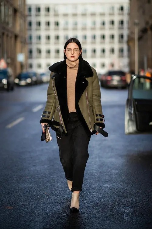 流行麂皮外套,外套面料软的好还是硬的好