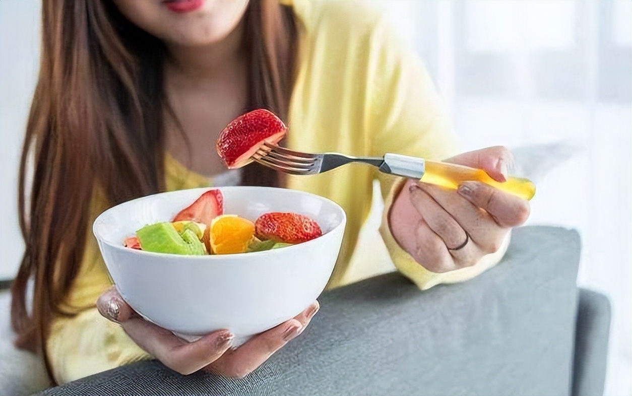 孕妈常吃三种食物远离难看妊娠纹,胎儿羊水多吃什么食物好