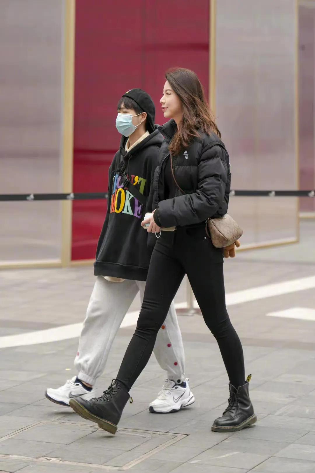 coachbeat包街拍,大号粉色coach包怎么搭配