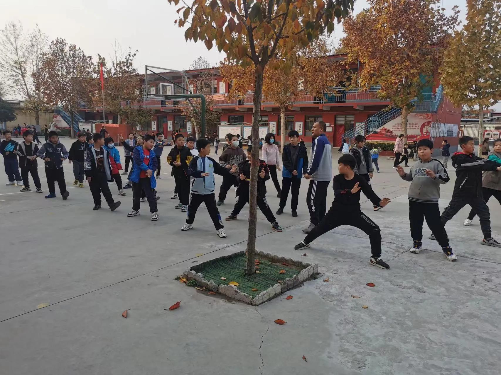 学生校内体育活动时间每天不少于,2023年学校体育活动类型