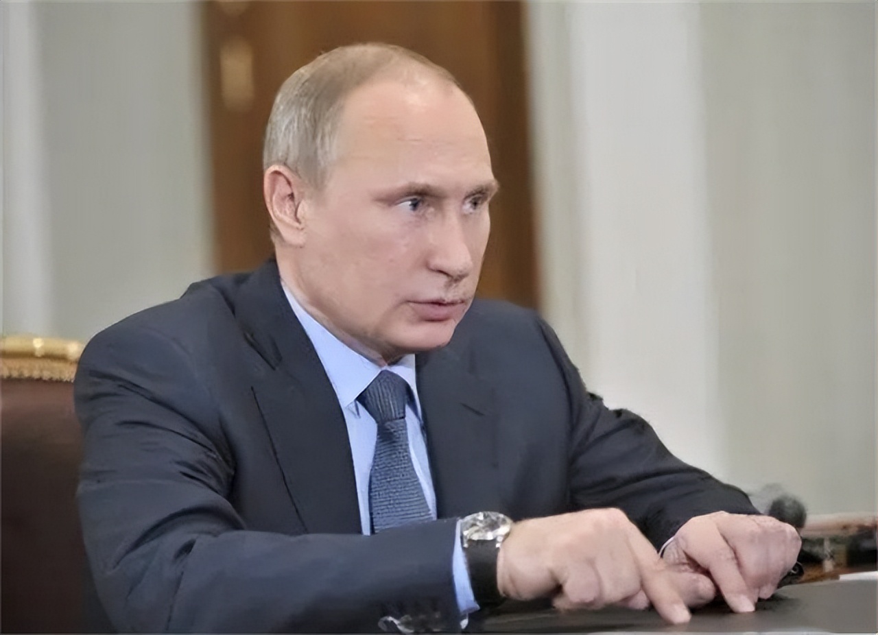 为什么普京走路右胳膊不摆动,普京为什么走路一个胳膊不动