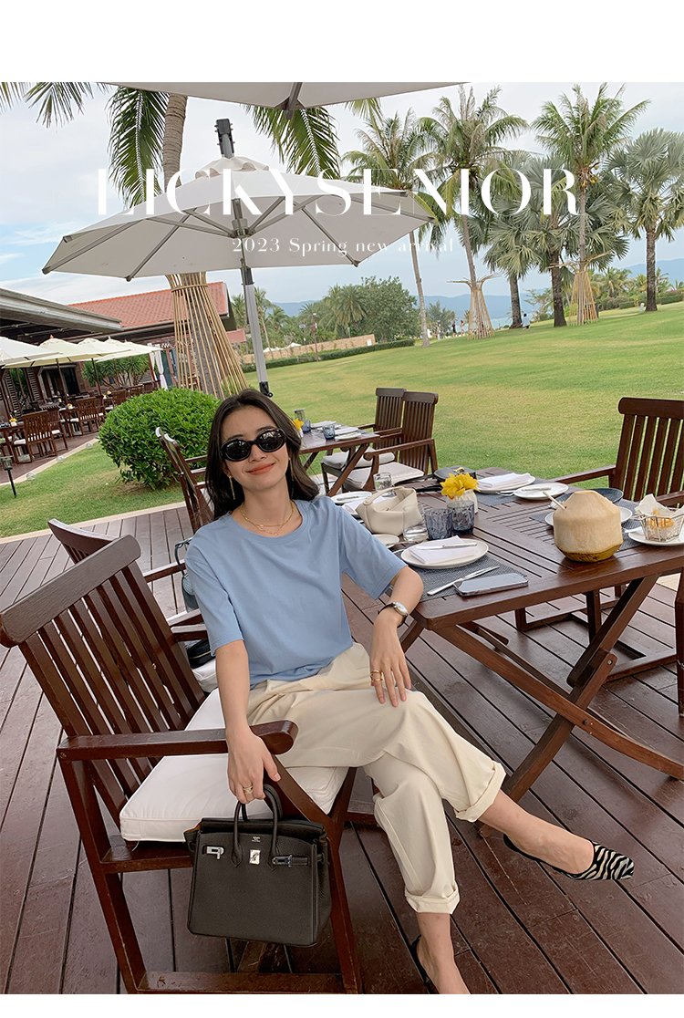 白t恤搭浅蓝色破洞裤子,咖啡色裤子可以搭浅蓝色t恤