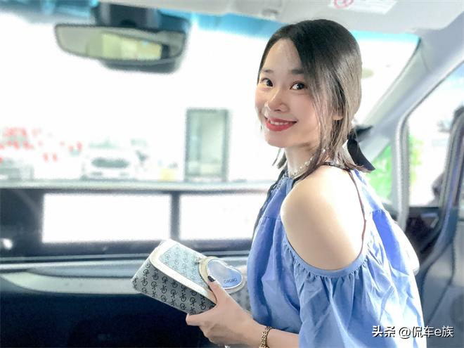 在超超超大的大通MIFA9里自拍，出片率超高