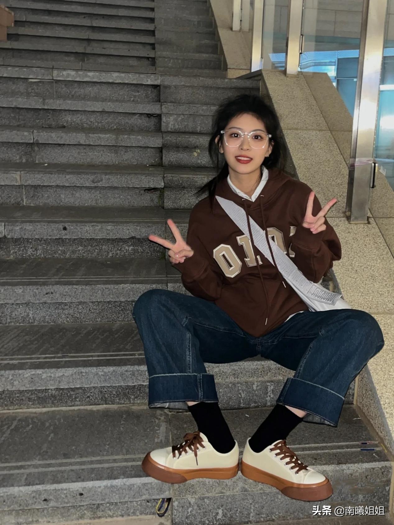 2019年穿卫衣最好看的5种搭配,又到了卫衣配鲨鱼裤的季节了