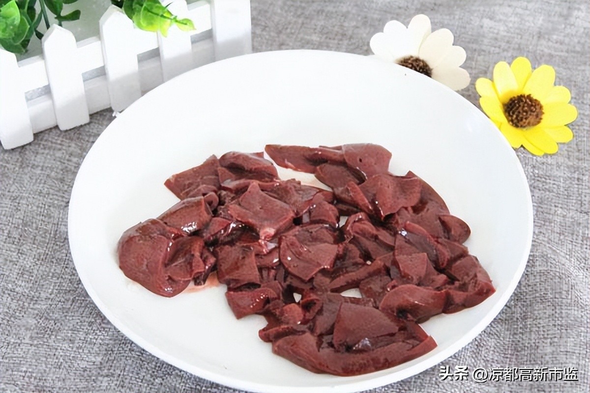 老是掉头发可能缺四种营养素女生,什么疾病会导致大把大把掉头发