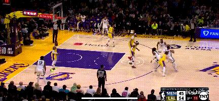 众人评价詹姆斯关键绝平2分,詹姆斯绝平三分踩线引争议