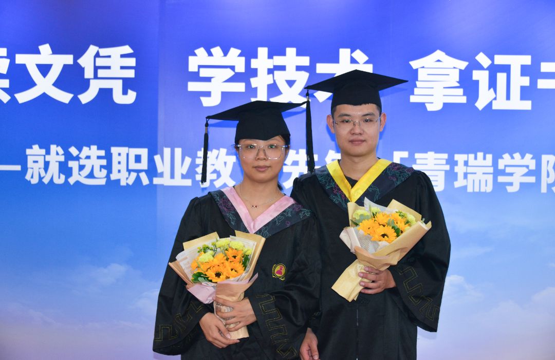 姣曚笟蹇箰闈掓槬钀藉箷,姣曚笟蹇箰鍦嗘弧缁撴潫