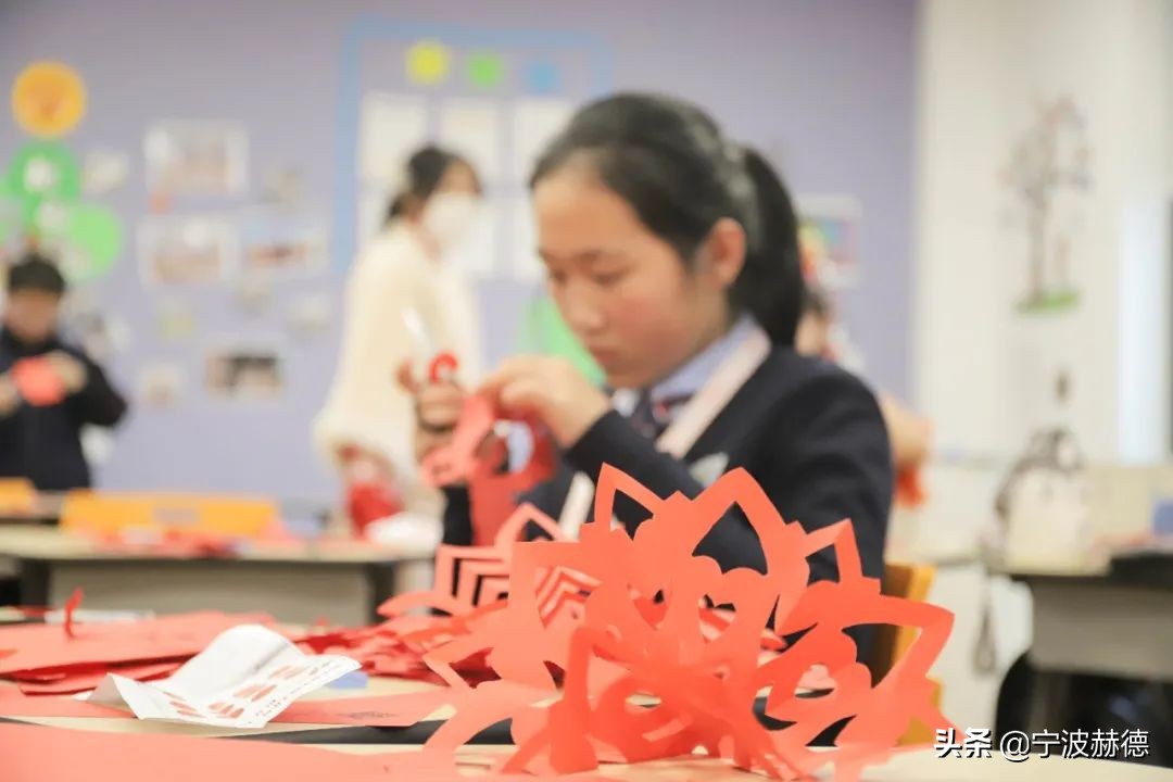 除了直升初中部，赫德6年级还有哪些特点？