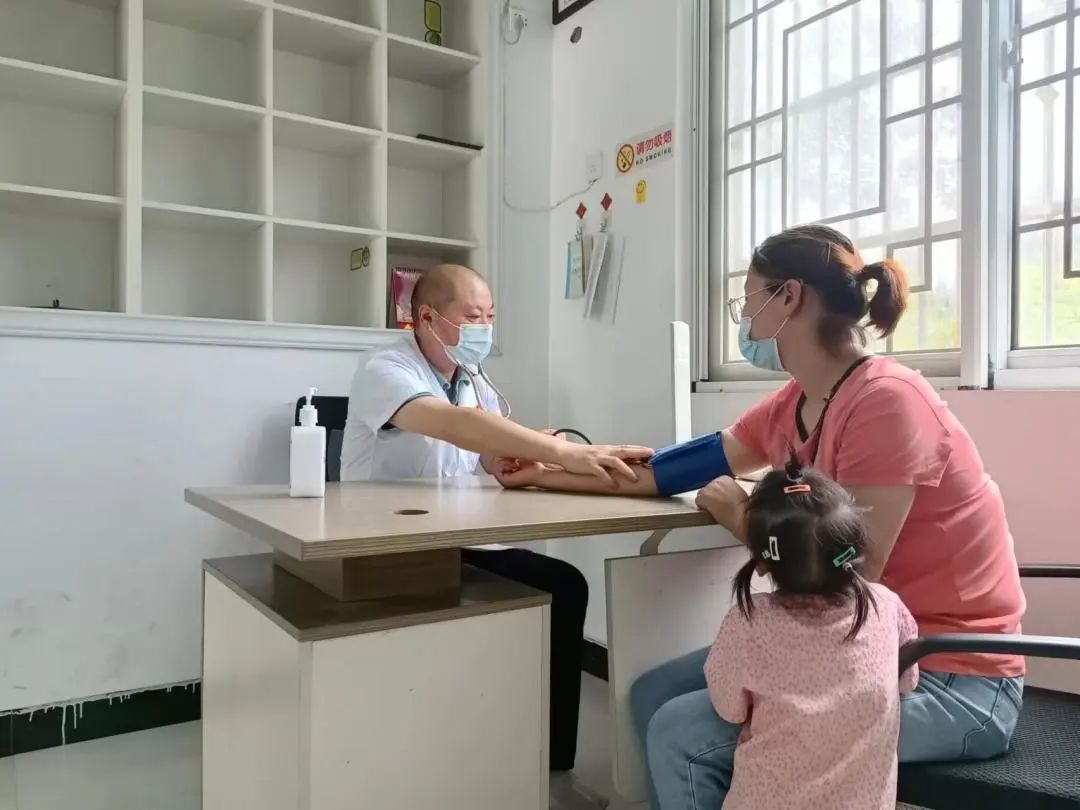 基层卫生监督员先进事迹,基层医生健康守门人