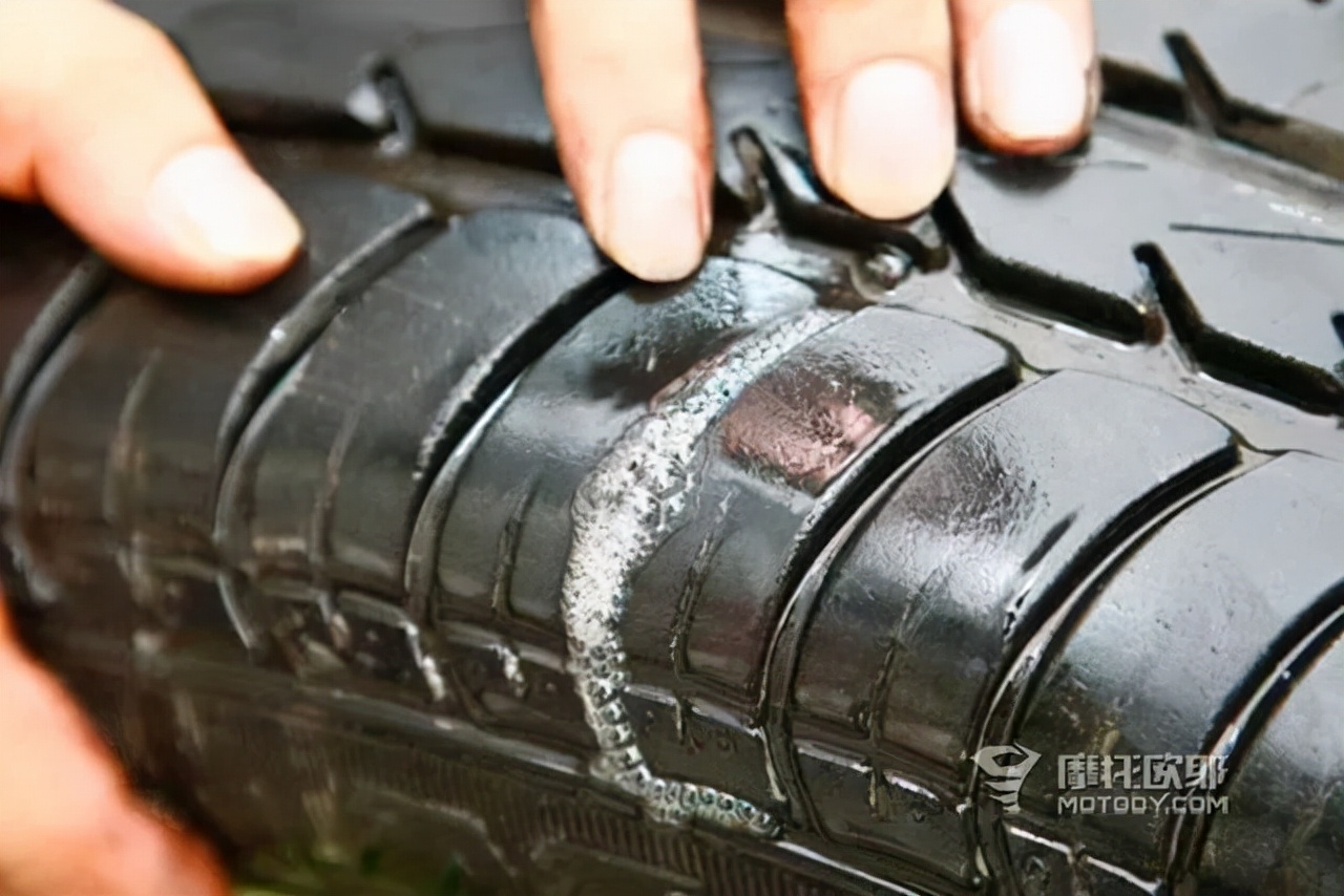 捅轮胎最好方法,教你如何修补轮胎过程视频