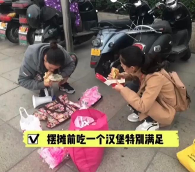 女孩摆摊送男友28件礼物后续分手,女孩摆摊两年给男友28件礼物分手