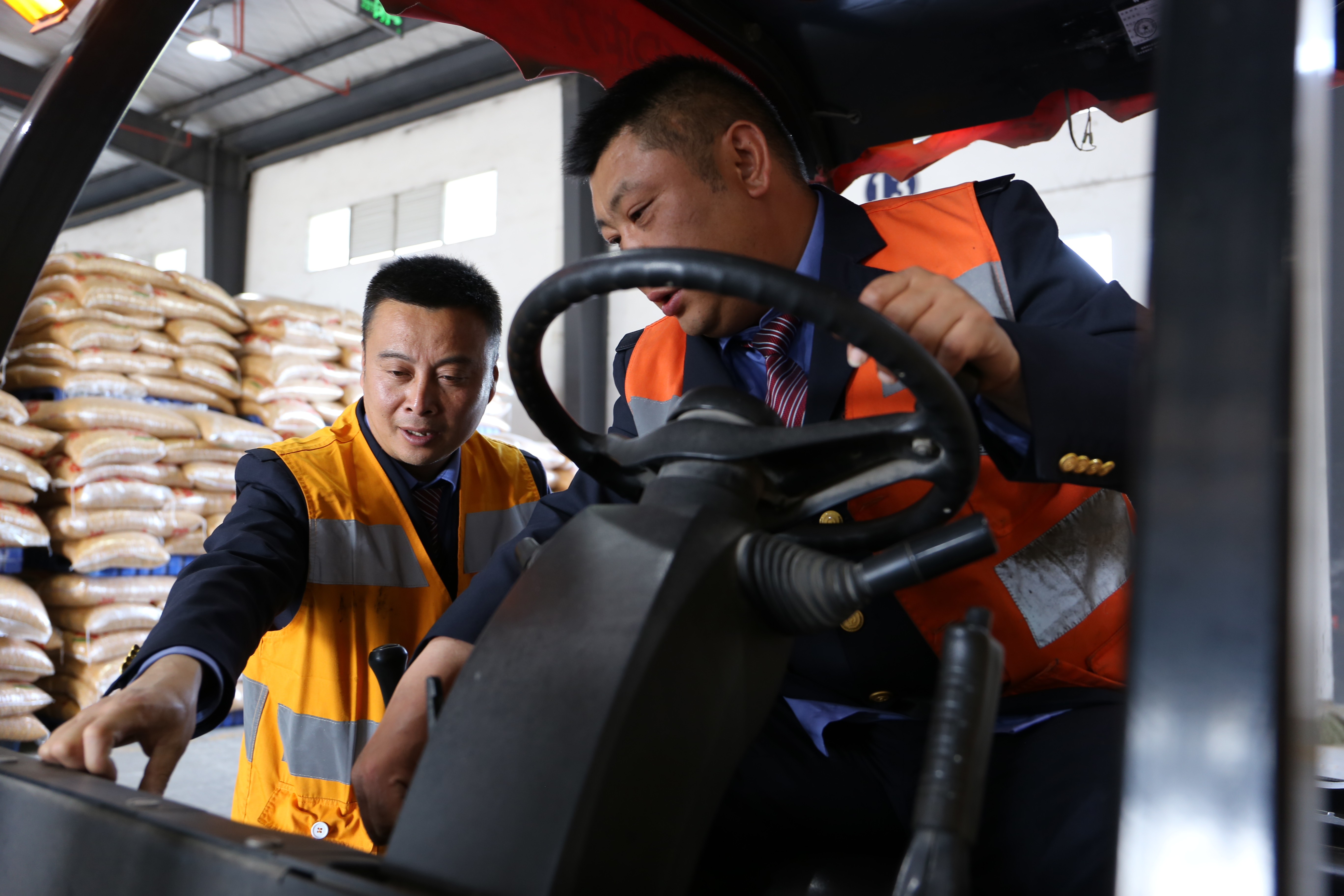 交广会客厅｜春节不打烊“巧手快叉”保障民生物资运输