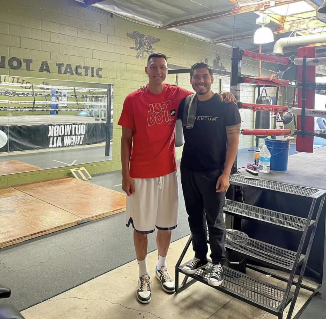 易建联的家庭生活,易建联带妻子回老家